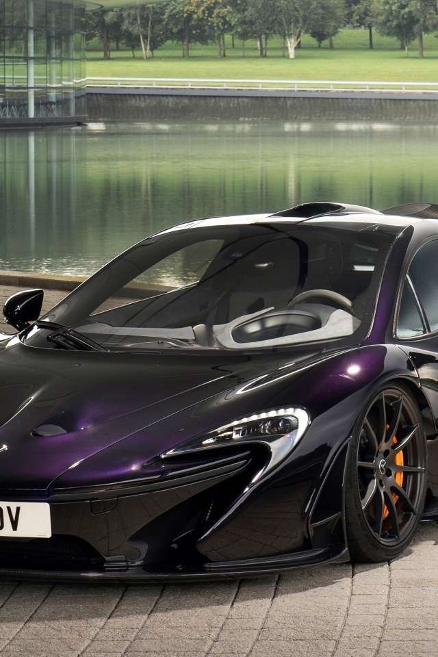 Быстрый автомобиль McLaren P1 у воды