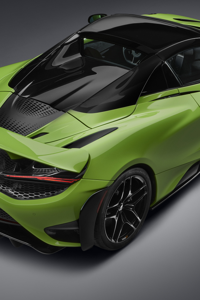 Зеленый McLaren 765LT Spider 2022 на сером фоне 