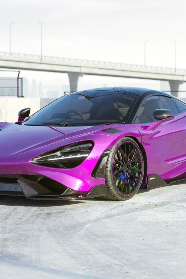 Сиреневый автомобиль McLaren 765LT