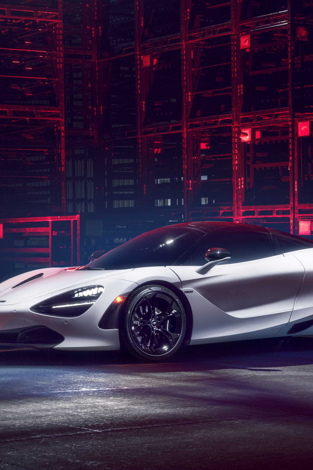 Автомобиль McLaren 720S в здании