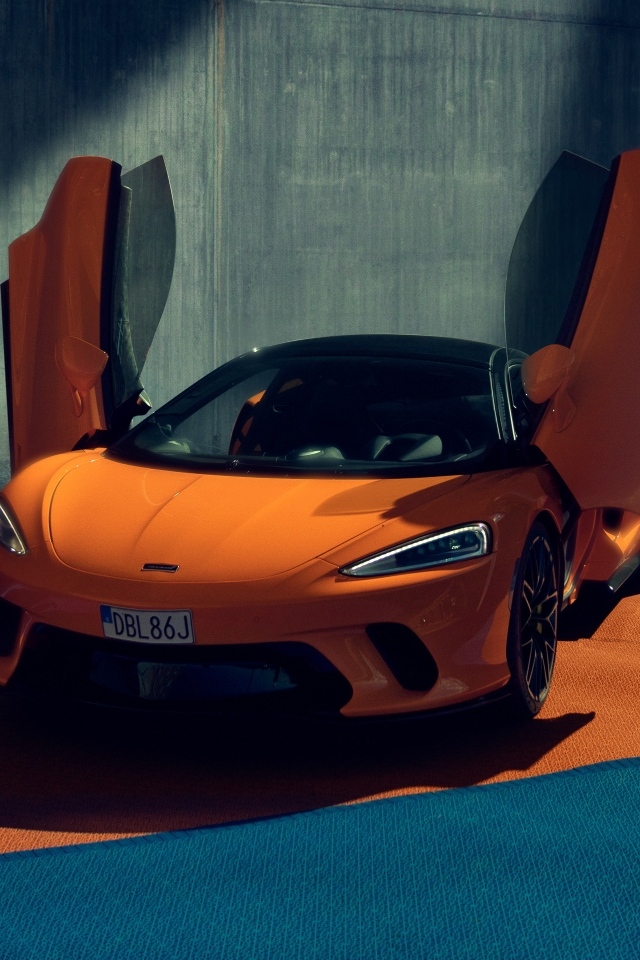 Спорткар McLaren GT с открытыми дверями