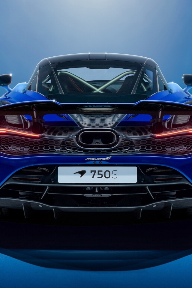 Вид сзади на синий автомобиль McLaren MSO 750S
