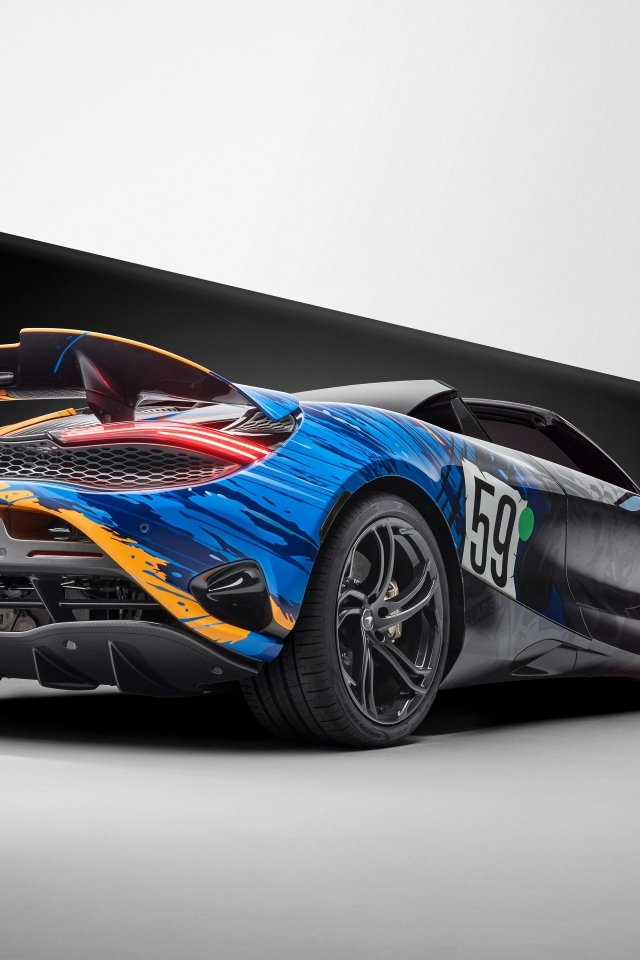 Вид сзади на автомобиль McLaren 750S