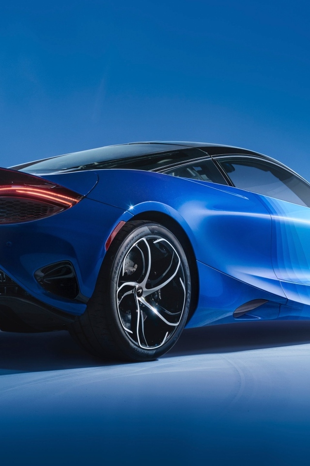 Вид сзади на автомобиль McLaren MSO 750S