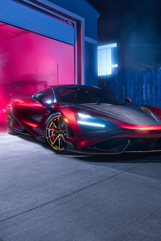 Красный  McLaren 765LT Spider у гаража