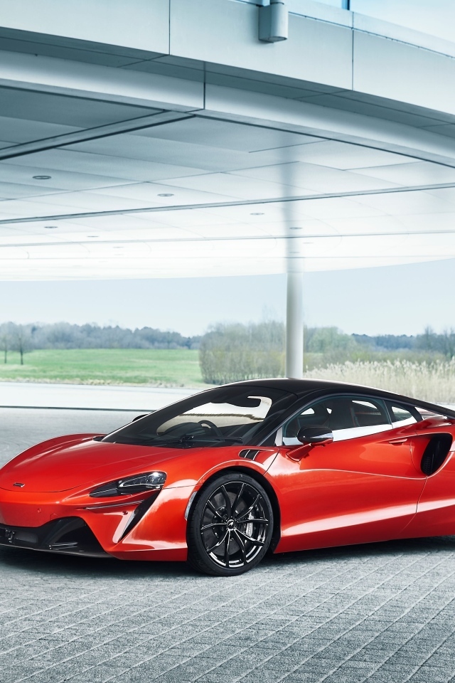 Красный спорткар McLaren ARTURA