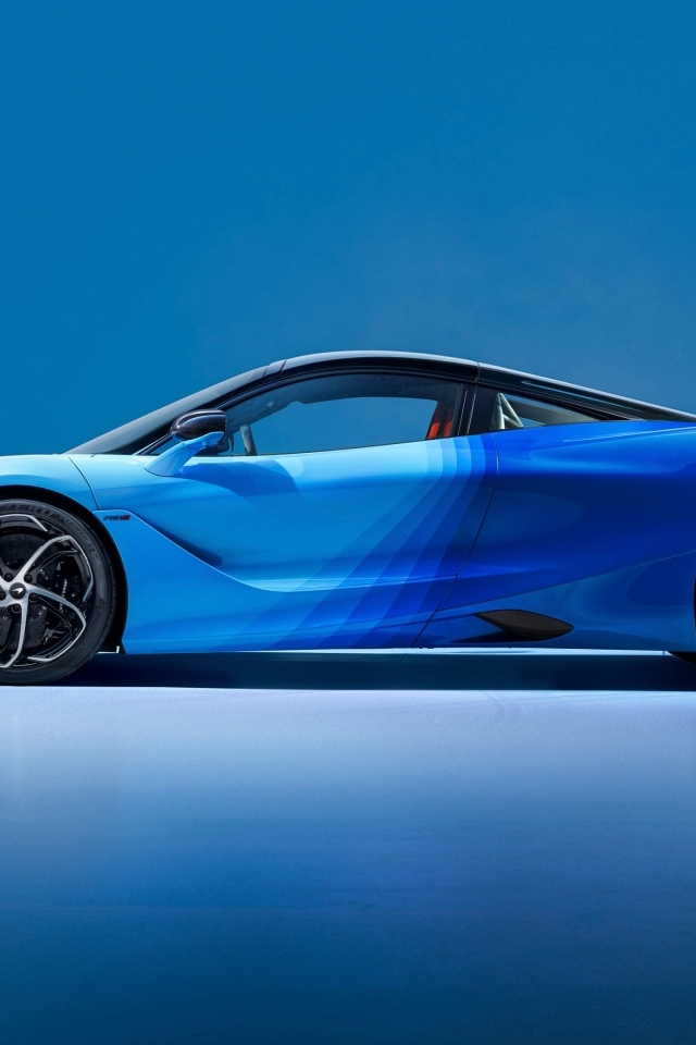Вид сбоку на синий автомобиль McLaren MSO 750S