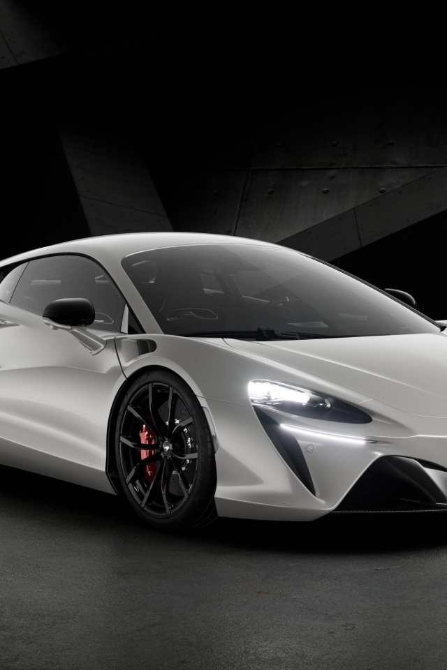 Серебристый автомобиль McLaren Artura 60th Anniversary Edition