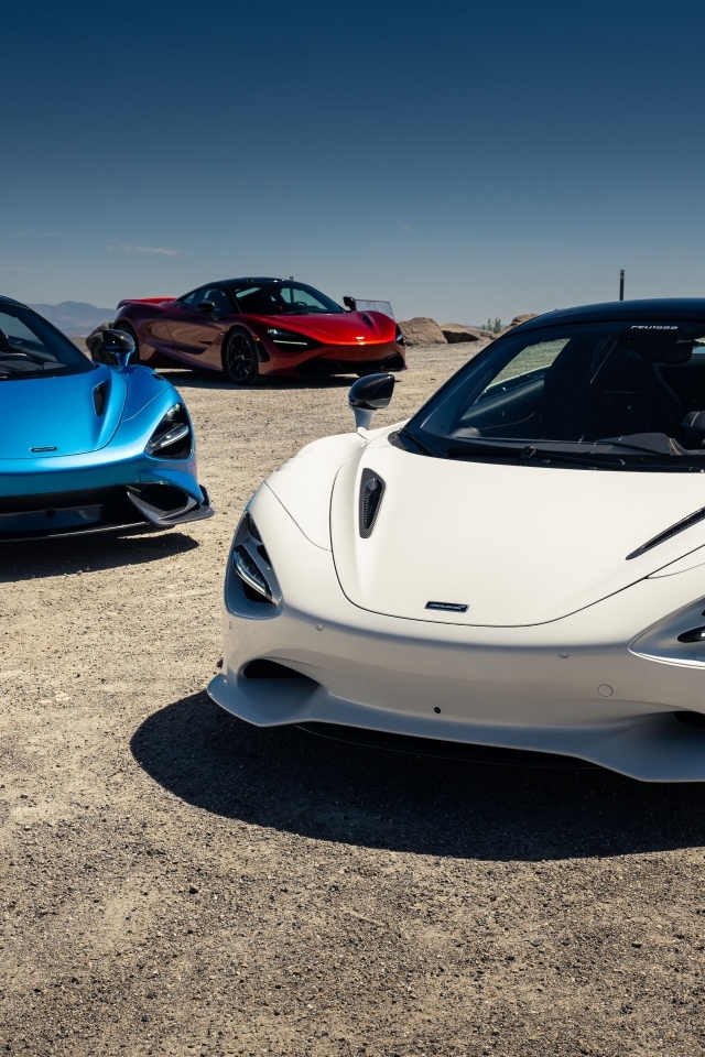 Два автомобиля McLaren 750S 2024 года