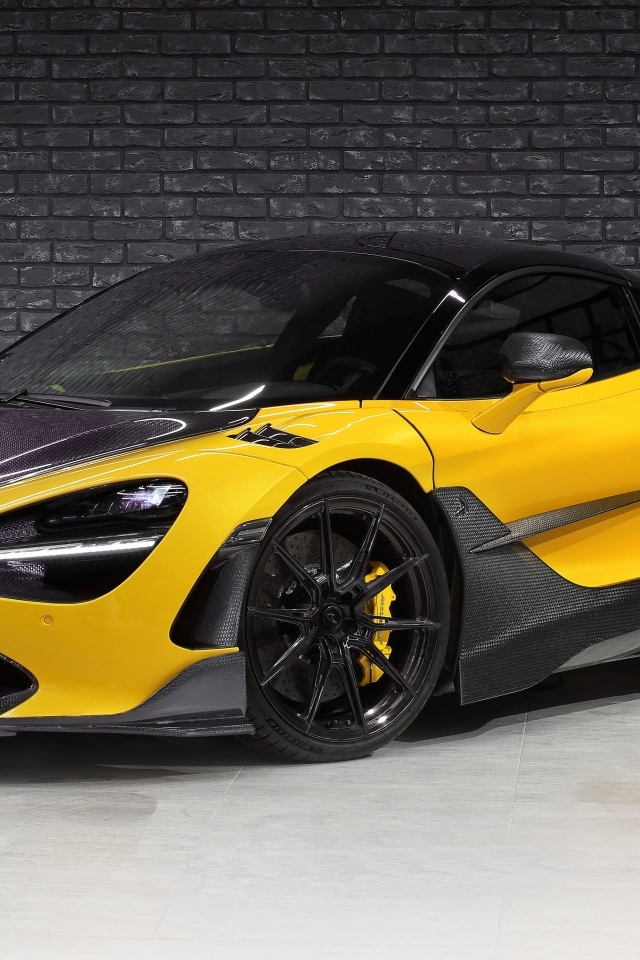 Желтый автомобиль McLaren 720S Fury