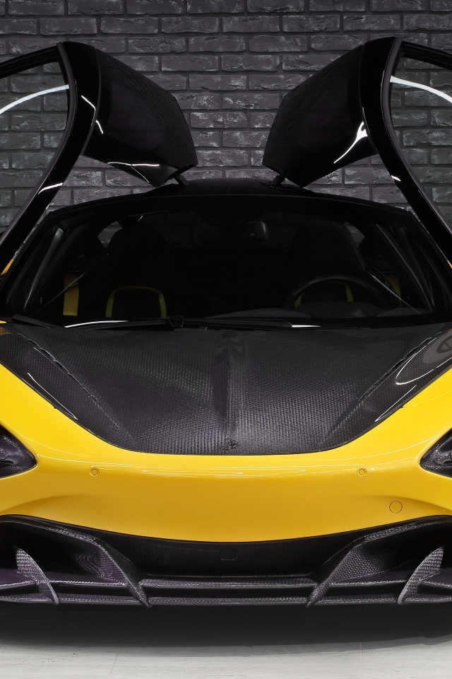 Желтый спорткар McLaren 720S Fury