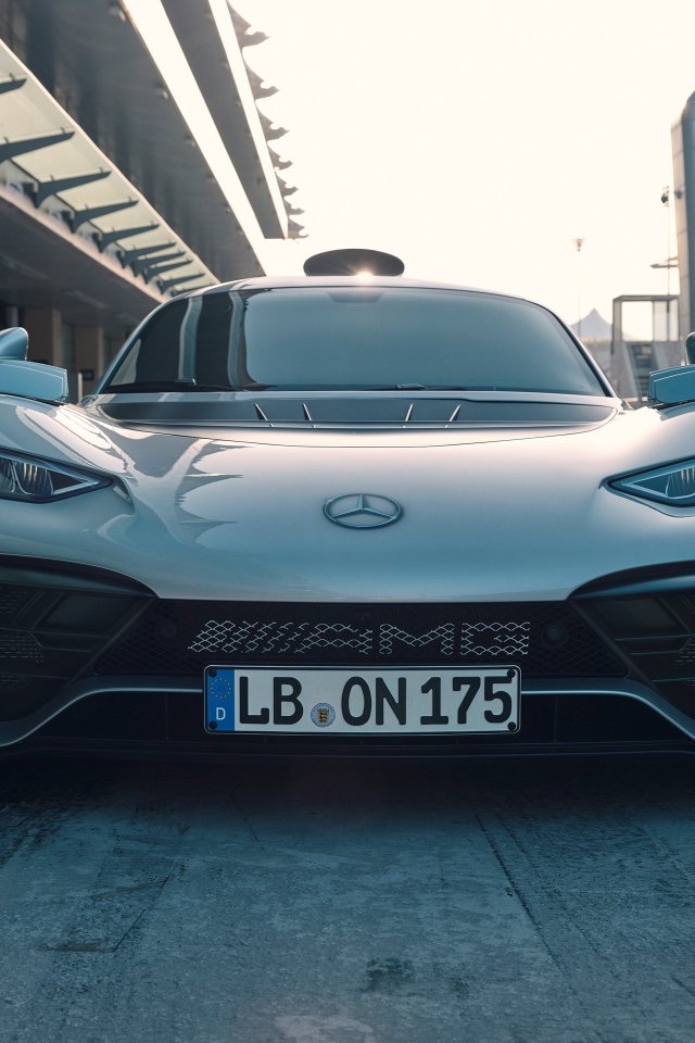 Спортивный автомобиль Mercedes-AMG ONE 2022 года