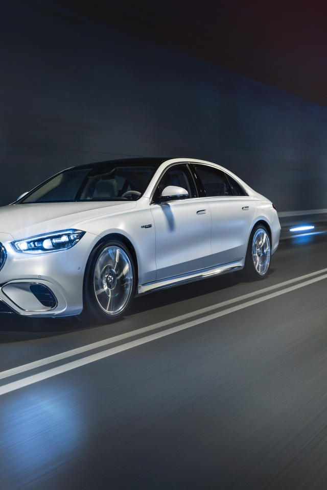Автомобиль Mercedes-AMG S 63 E Performance 2023 года в тонелле