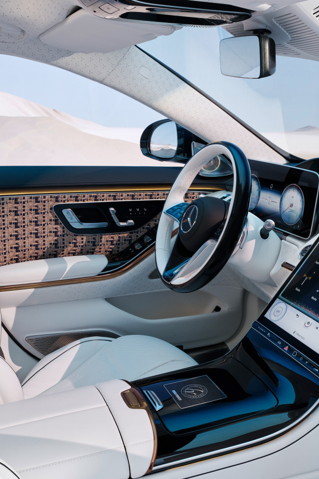 Белый кожаный салон автомобиля Mercedes-Maybach S 680 4MATIC Haute Voiture 2023 года