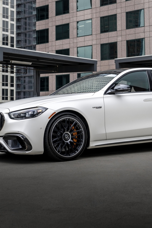 Автомобиль Mercedes-AMG S 63 E Performance 2024 года у здания