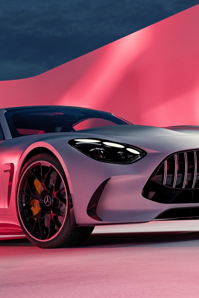 Автомобиль Mercedes AMG GT 2024 года на розовом фоне
