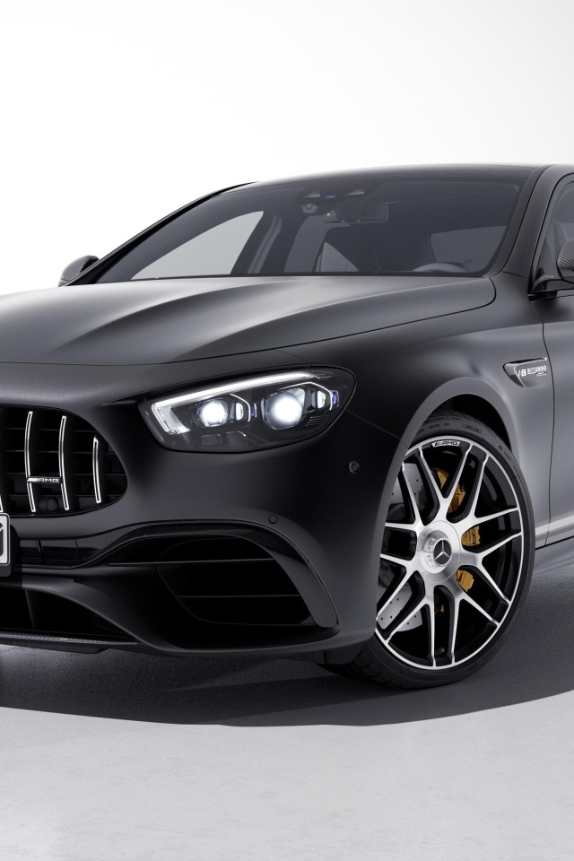 Черный автомобиль Mercedes-AMG E 63 S 4MATIC+