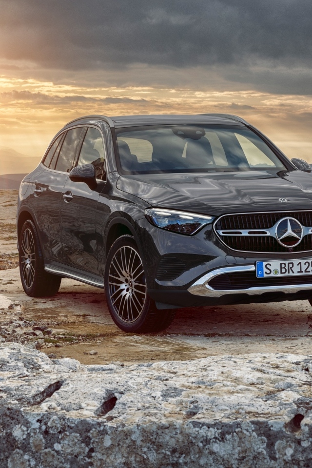 Черный внедорожник Mercedes-Benz GLC 300  на фоне заката