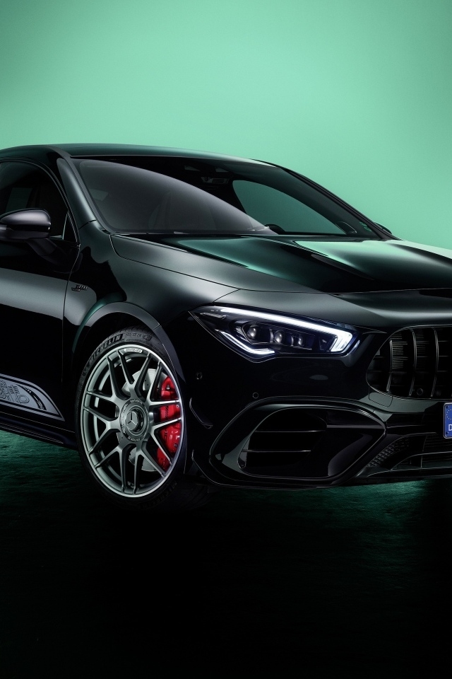 Черный автомобиль Mercedes-AMG CLA 45 S 4MATIC+ на зеленом фоне