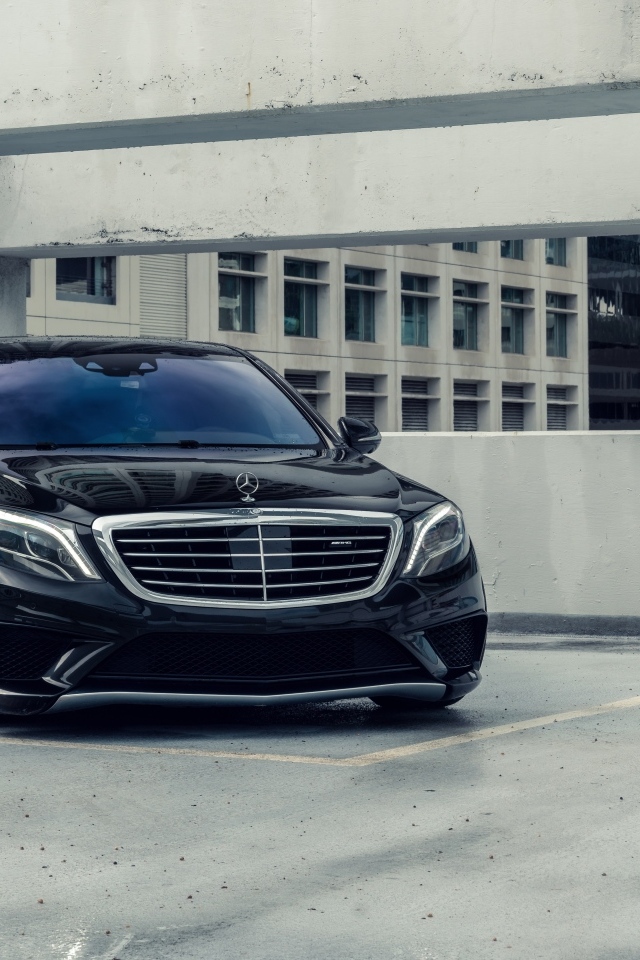 Черный автомобиль Mercedes-Benz S-Coupe S 63 AMG