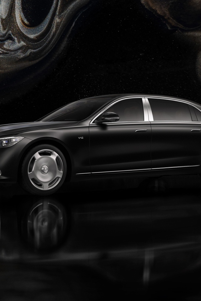 Черный автомобиль Mercedes MAYBACH S 680 4MATIC