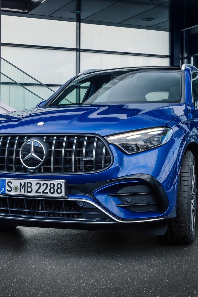 Синий автомобиль Mercedes-AMG GLC 43 4MATIC 2023 года