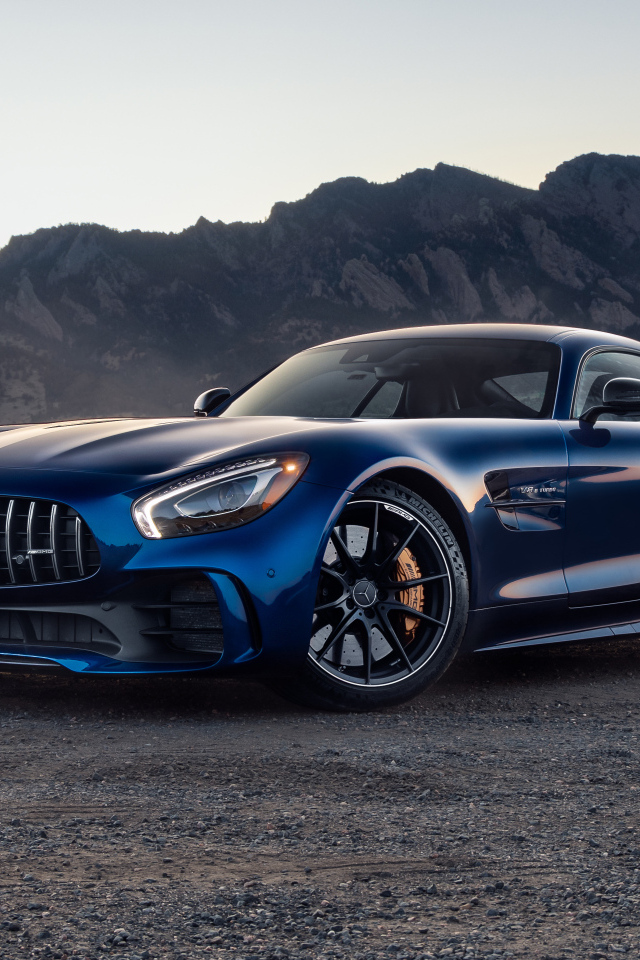 Синий автомобиль Mercedes-Benz AMG GT R в горах