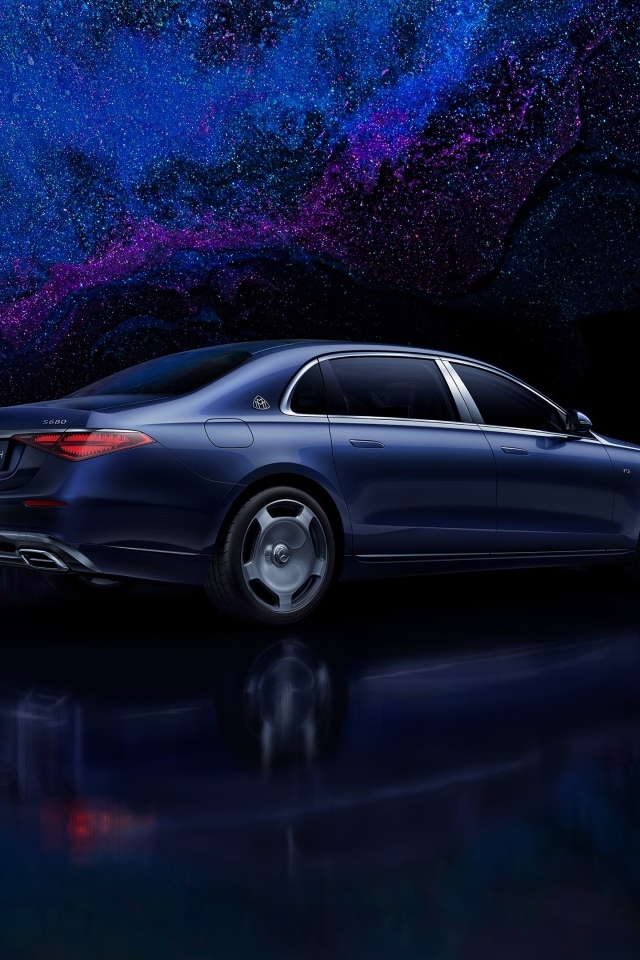 Синий автомобиль Mercedes MAYBACH S 680 4MATIC