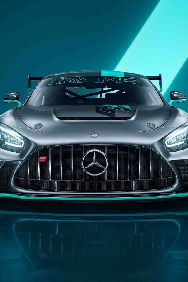Вид спереди на автомобиль Mercedes-AMG GT2 PRO 2023 года