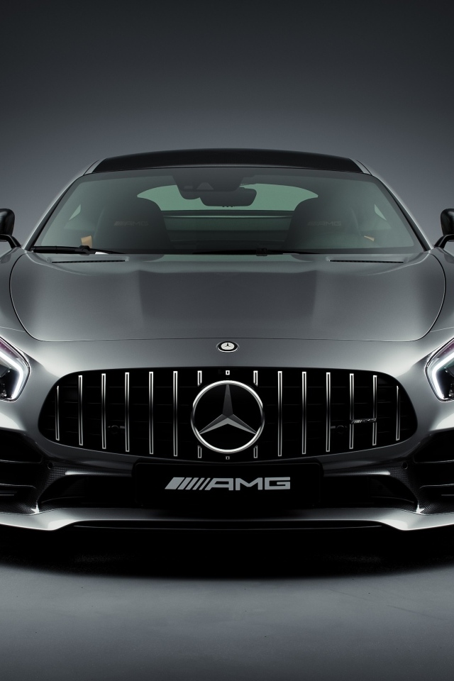 Вид спереди на автомобиль Mercedes-AMG GT R