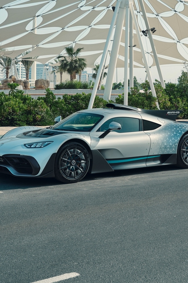 Автомобиль Mercedes-AMG ONE  у здания