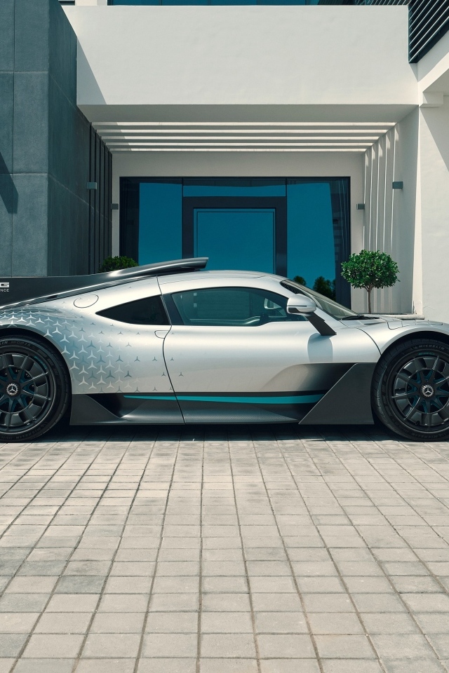 Автомобиль Mercedes-AMG ONE вид сбоку