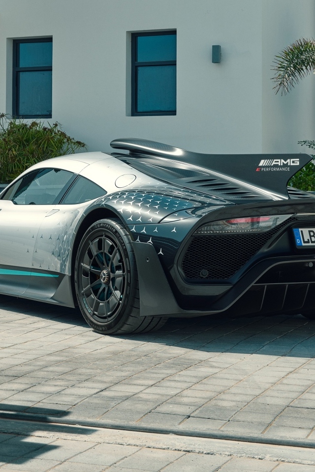 Автомобиль Mercedes-AMG ONE вид сзади