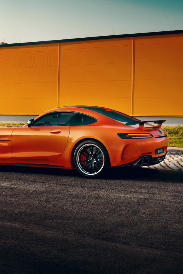 Автомобиль Mercedes-Benz AMG GT R у здания