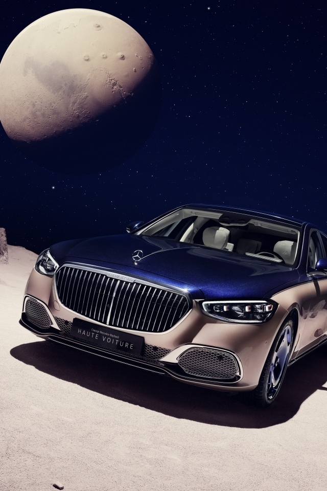 Автомобиль Mercedes-Maybach Haute Voiture на фоне луны