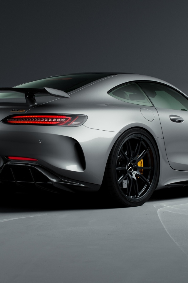 Вид сзади на автомобиль Mercedes-AMG GT R