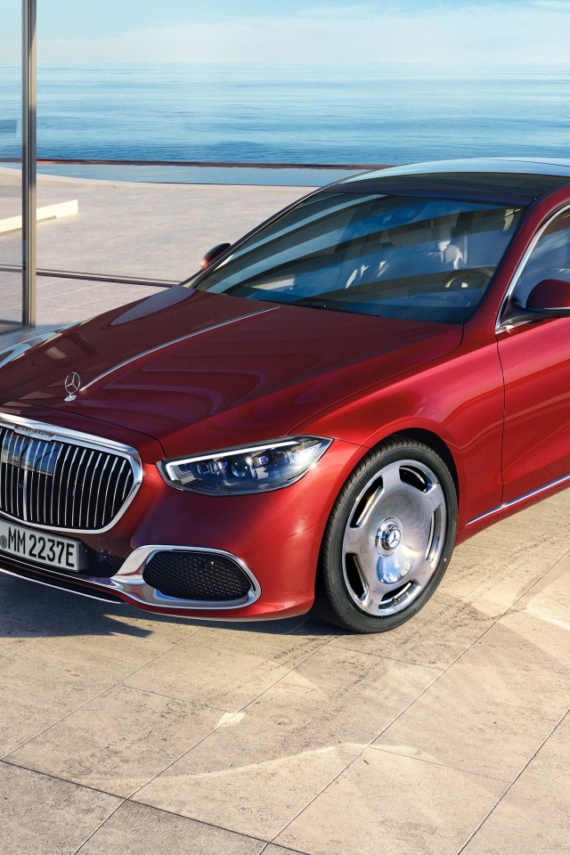 Автомобиль Mercedes-Maybach S 580 E 2023 года красного цвета