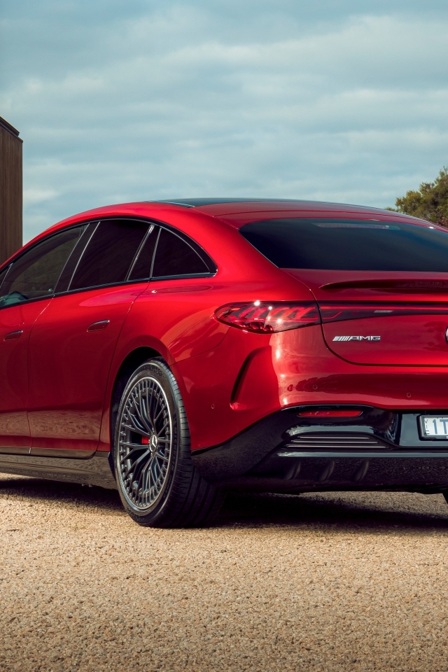 Красный автомобиль Mercedes-AMG EQS 53 4MATIC+