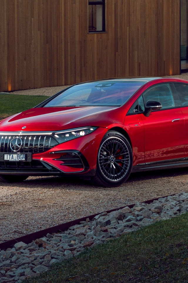 Красный автомобиль Mercedes-AMG EQS 53 4MATIC+  у дома