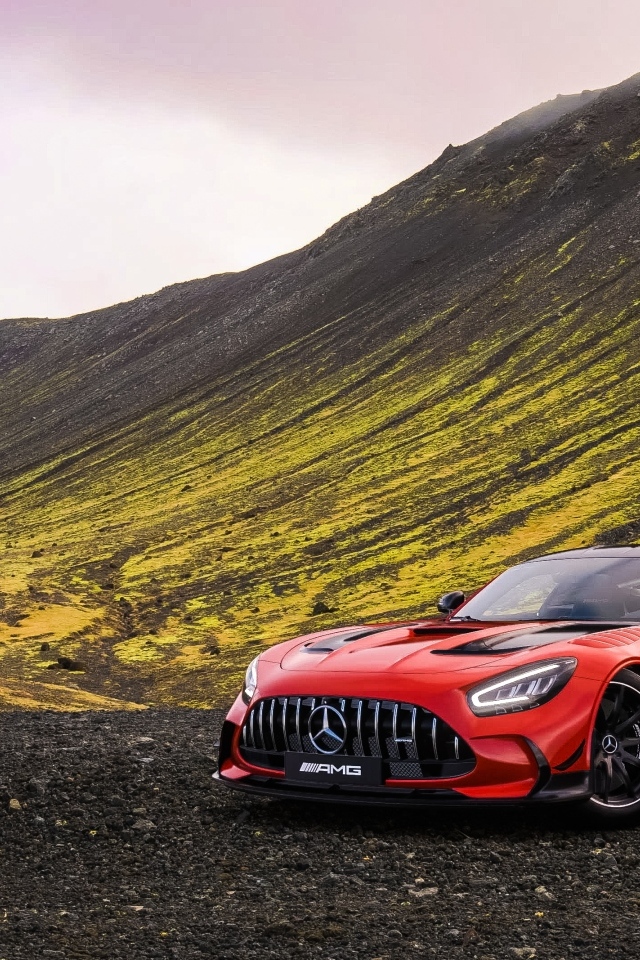 Красный автомобиль Mercedes-AMG GT Black  в горах