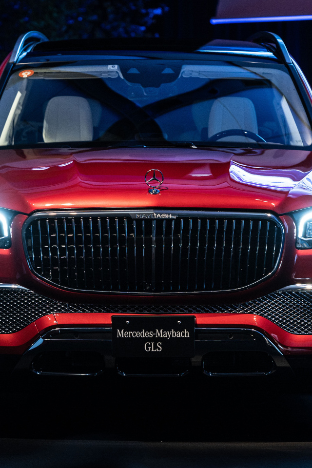 Красный автомобиль Mercedes-Maybach GLS 600 4MATIC 2023 года вид спереди