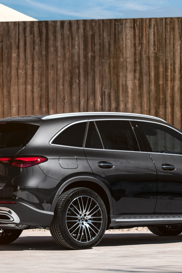 Внедорожник Mercedes-Benz GLC 300 4MATIC  вид сзади