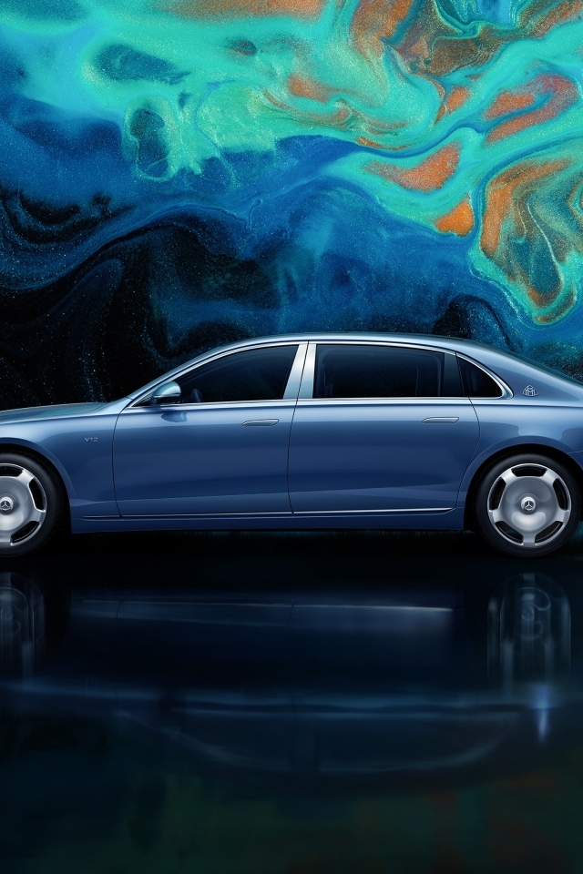 Вид сбоку на автомобиль Mercedes MAYBACH S