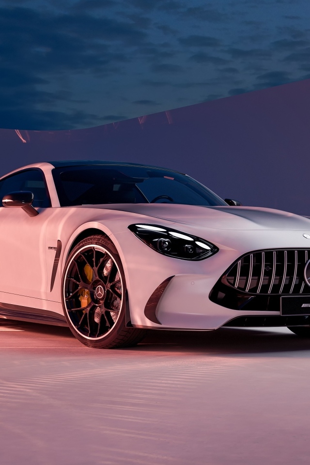 Серебристый автомобиль Mercedes AMG GT 2024 года