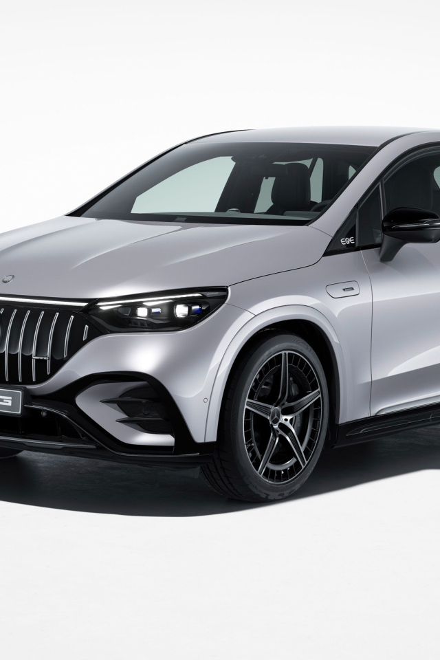 Серебристый внедорожник Mercedes-AMG EQE 43 4MATIC на белом фоне