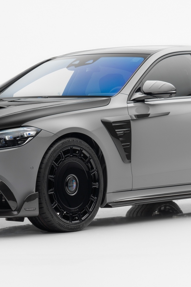 Серебристый автомобиль Mansory Mercedes-AMG S 63 E Performance 2023 года