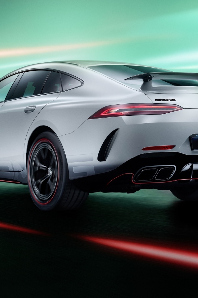 Серебристый автомобиль Mercedes-AMG GT 63 S E Performance  вид сзади