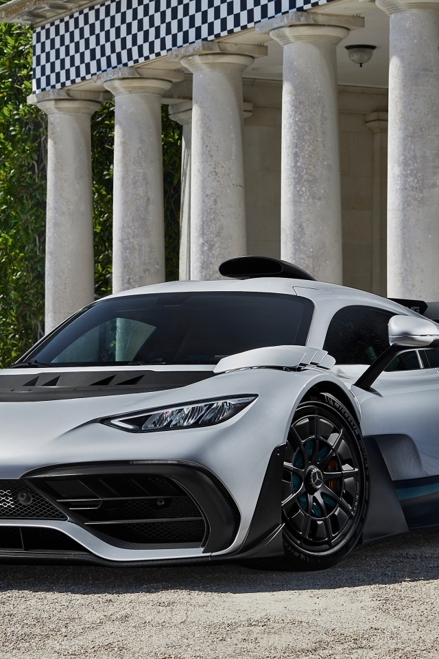 Серебристый быстрый автомобиль Mercedes-AMG ONE