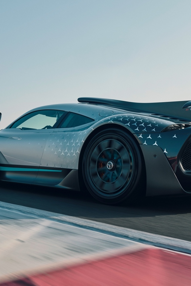 Спортивный автомобиль Mercedes-AMG ONE на трассе