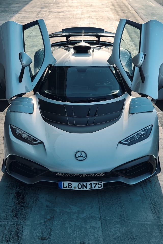 Вид на автомобиль Mercedes-AMG ONE